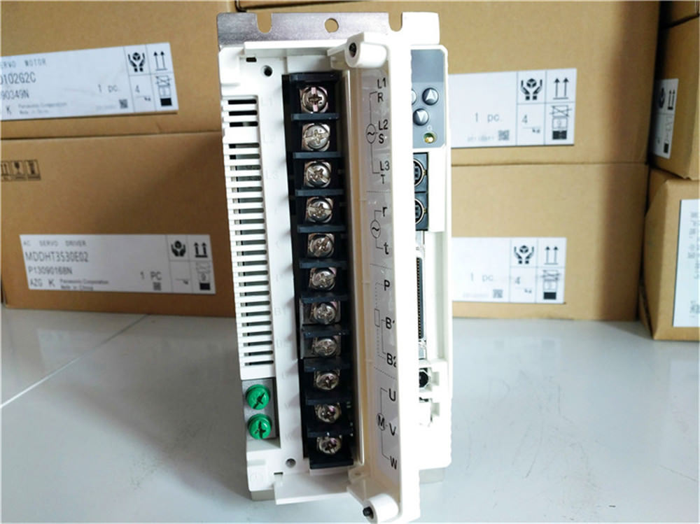 NEUER PANASONIC AC-Servoantrieb MEDHT7364 im Karton