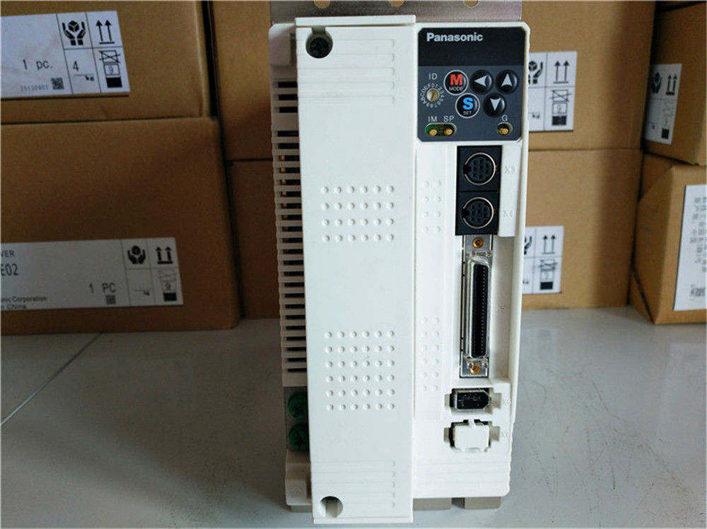 NEUER PANASONIC AC-Servoantrieb MEDHT7364 im Karton