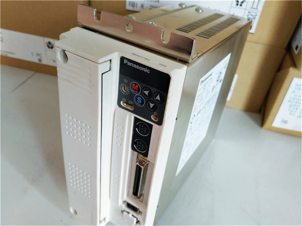 NEUER PANASONIC AC-Servoantrieb MEDHT7364 im Karton