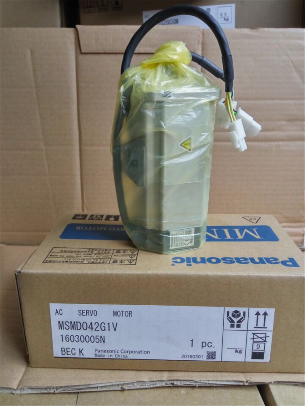 NEUER PANASONIC AC-Servomotor MSMD042G1V im Karton