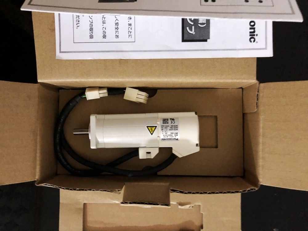 NEU Panasonic Servomotor MSMA012C1N im Karton