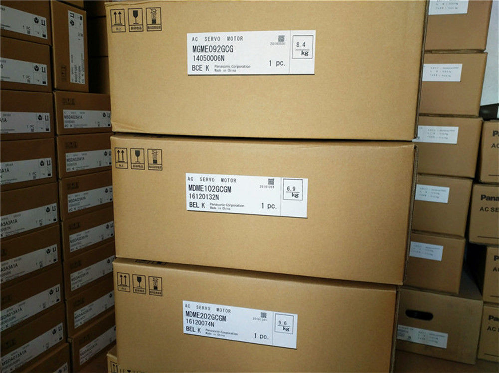 NEUER PANASONIC-Servomotor MDME202GCGM im Karton