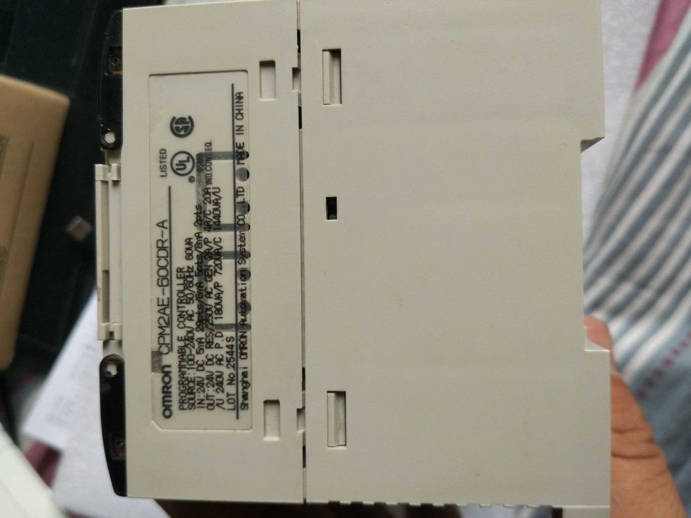 NEUE OMRON SPS CPM2AE-60CDR-A CPM2AE60CDRA im Karton