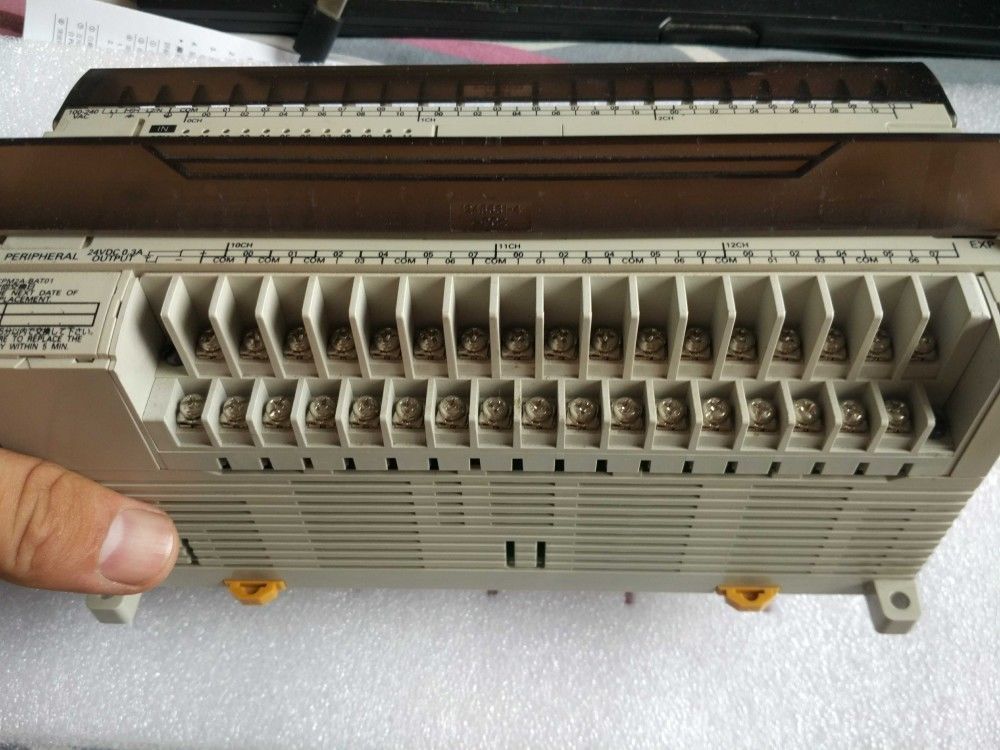 NEUE OMRON SPS CPM2AE-60CDR-A CPM2AE60CDRA im Karton