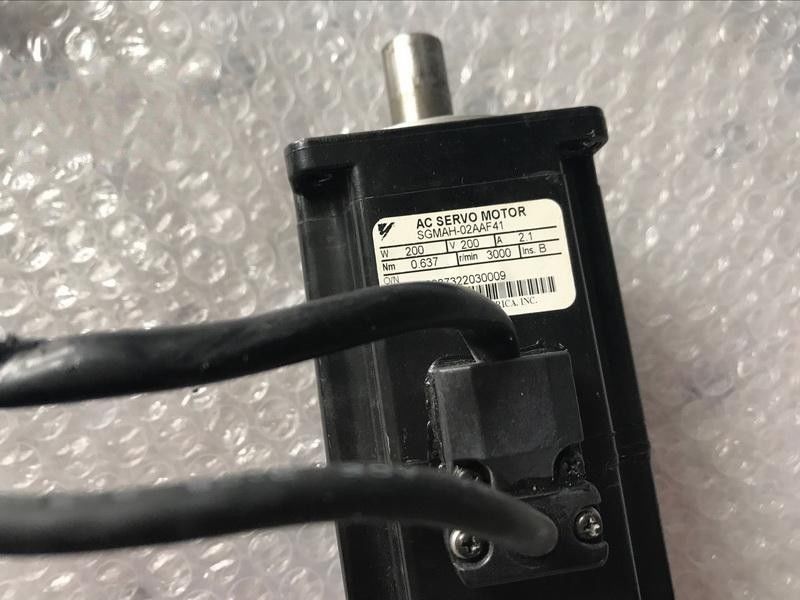 Gebrauchter Yaskawa SGMAH-02AAF41 Servomotor 200 W 3000 U/min im Karton