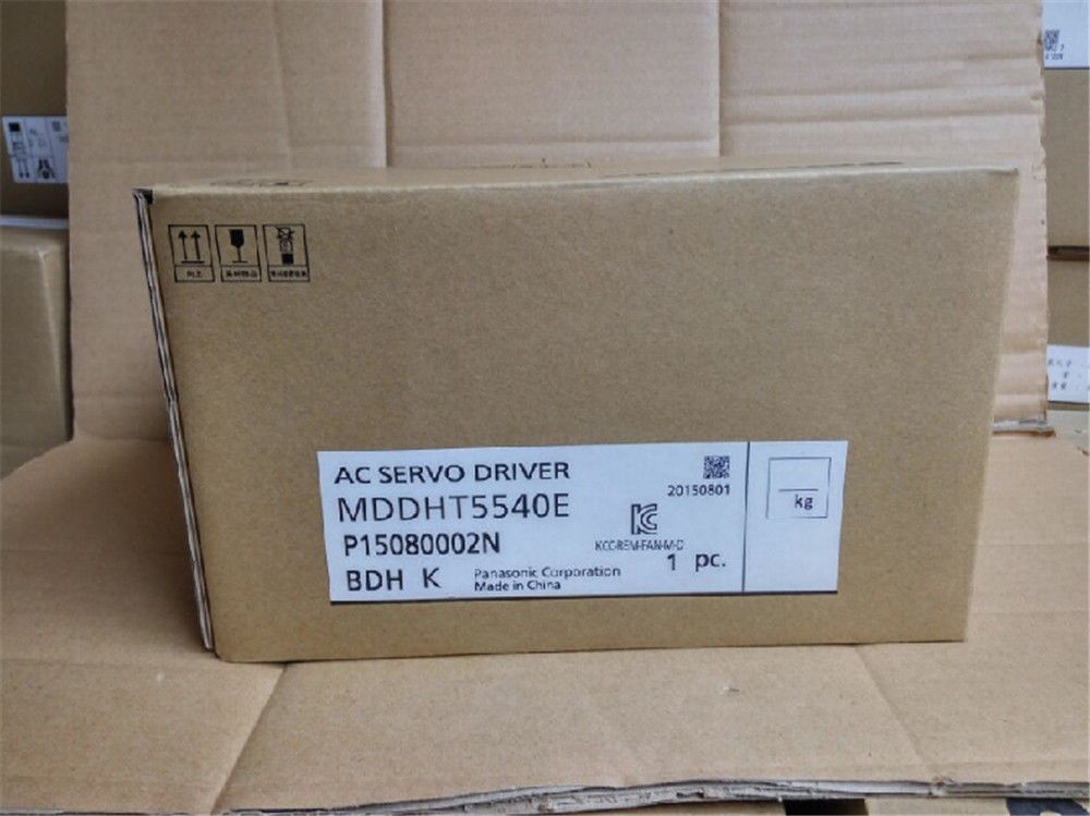 NEU PANASONIC MINAS A5 Servoantrieb MDDHT5540E im Karton