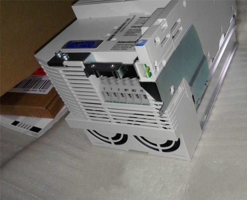 Echter Lenze SMD Wechselrichter 7.5KW E82EV752K4C E82EV752_4C