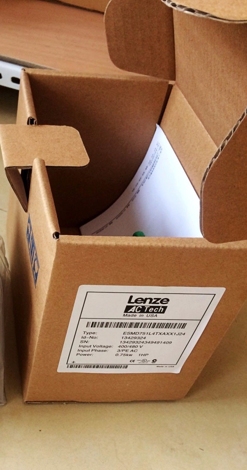 Original Lenze SMD-Wechselrichter 0,75 kW ESMD751L4TXA 3/PE AC neu