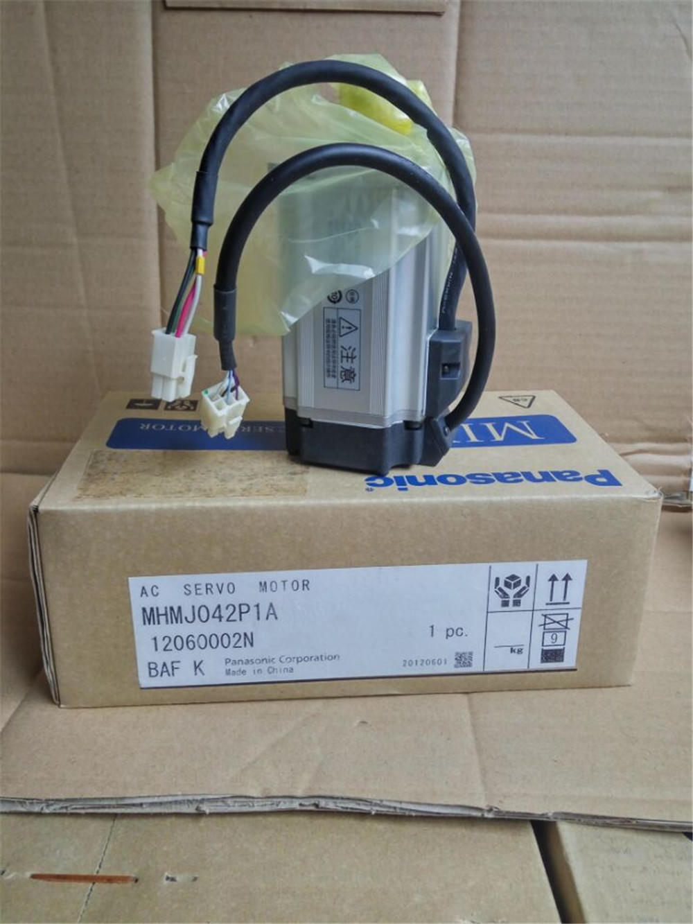 NEUER PANASONIC AC-Servomotor MHMJ042P1A 400W im Karton