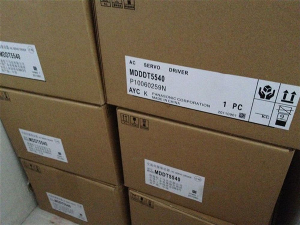 NEU PANASONIC AC-Servoantrieb MDDDT5540 im Karton